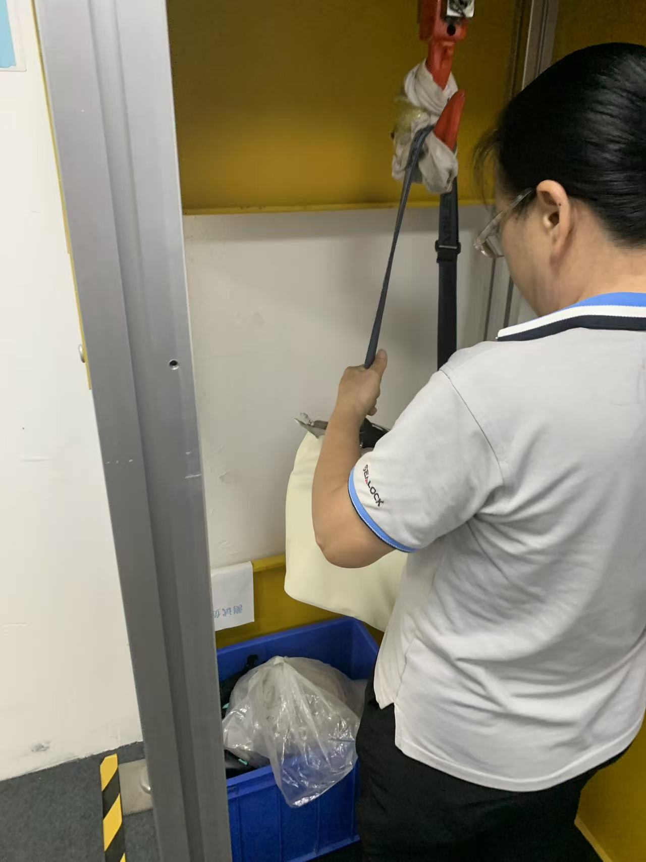 Load bearing test evaluating handle and strap strength of waterproof outdoor bags Load bearing test evaluating handle and strap strength of waterproof outdoor bags